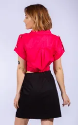 Minifalda color blanco con cintura elastizada con cordón ajustable y bolsillos tipo cargo con solapa.