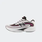 Championes de running New Balance modelo Ellipse, con tecnología de amortiguación Fresh Foam X en la entresuela. Presenta un diseño moderno con parte superior de malla técnica transpirable en tonos claros con detalles en negro y fucsia, y suela de goma.