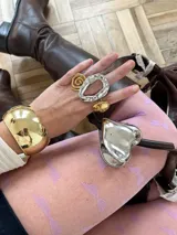 Anillo dorado con forma de espiral.