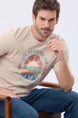 Remera de algodón de calce clásico y cuello redondo, con estampado frontal de temática surf con colores pasteles.