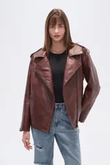 Chaqueta estilo biker de eco-cuero con efecto desgastado, color negro. Presenta cuello solapa, cierre asimétrico frontal, bolsillos con cierre y hombreras.