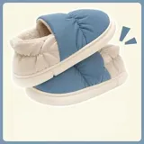 Pantuflas cerradas con exterior acolchado en color azul y blanco, interior forrado en corderito sintético y suela de goma antideslizante.