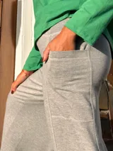 Pantalón tipo palazzo de tiro alto, confeccionado en viscosa elastizada. Presenta un diseño holgado con bolsillos laterales y una faja ancha en la cintura para mayor ajuste y comodidad.