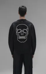 Sweater de cuello redondo color negro, con diseño de calavera bordado en relieve en color blanco en la espalda. Presenta terminaciones en punto rib en cuello, puños y ruedo, con un calce relajado y oversize.