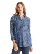 Blusa de lyocell con estampado floral en tonos azules, cuello con solapa, escote en V con botón frontal, mangas tres cuartos con puño ancho y ruedo curvo.