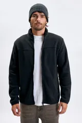 Campera de polar color negro con cierre frontal completo y cuello alto. Diseño básico de corte recto con bolsillos laterales.