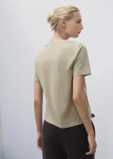 Camiseta verde claro de corte recto, con cuello en V y mangas cortas, confeccionada en 100% algodón orgánico.
