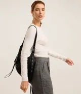 Suéter de punto color marrón, con cuello redondo, manga larga y textura geométrica de losângos.