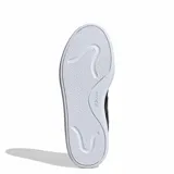 Championes urbanos Adidas Court Block, color negro con suela blanca. Presentan un diseño clásico con las tres tiras laterales características de la marca, confeccionados en cuero sintético con puntera perforada y cierre de cordones.