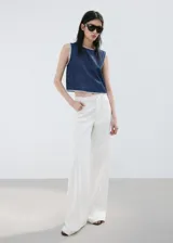 Top de algodón estilo denim, de corte recto y sin mangas con tirantes anchos, cuello redondo y detalle de ribetes contrastantes con costuras decorativas blancas en los bordes.