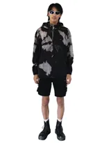 Canguro con capucha de denim negro con manchas grises, cierre frontal parcial con cremallera y bolsillo tipo canguro.