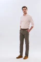 Pantalon azul marino de corte ajustado, con trabillas para cinturón y bolsillos laterales, confeccionado en tejido liviano con elasticidad.