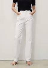 Jeans de corte recto y tiro medio, color blanco, estilo clásico de cinco bolsillos con trabillas para cinturón y cierre frontal de cremallera y botón.