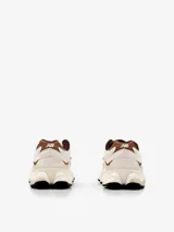 Championes New Balance modelo 9060, de diseño chunky en tonos beige y marrón con detalles en blanco, capellada de malla y gamuza, entresuela esculpida con amortiguación ABZORB y el característico logo "N" en los laterales.