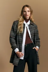 Tapado de paño con estampado a cuadros en tonos gris, marrón y beige. Presenta cuello camisero, cierre frontal con botones oscuros y mangas largas.
