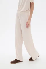 Pantalón ancho de tiro alto, color natural, confeccionado en poliéster con detalles de strass.