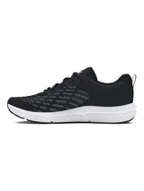 Championes de running Under Armour modelo Charged Assert 10, color negro con detalles en blanco. Presentan parte superior de malla transpirable con revestimientos de cuero, entresuela Charged Cushioning para mayor amortiguación y suela de caucho macizo.