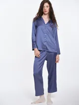 Pantalón de pijama de satén con caída fluida, corte recto y cintura elástica. Presenta un acabado suave y sedoso al tacto.