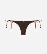 Bombacha de bikini con lazos laterales ajustables, confeccionada en microfibra bicolor marrón y terracota, con detalle de bordado de palmera y efecto levanta cola.