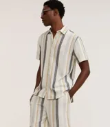 Bermuda masculina de corte comfort confeccionada en tejido jacquard con estampado de rayas texturizadas. Cuenta con cintura elástica con cordón ajustable, y bolsillos laterales.