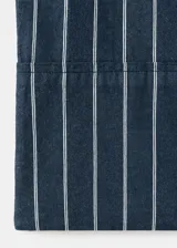 Pantalón de corte recto y tiro regular, confeccionado en algodón con diseño de rayas verticales. Presenta cintura elástica con cordón ajustable y bolsillos laterales.