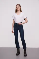 Pantalon jean de corte flare y tiro alto, en color azul oscuro con costuras a tono.