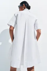 Vestido corto camisero de la ZW Collection de Zara, confeccionado en hilatura de algodón de color verde. Presenta cuello solapa, manga corta, diseño en línea evasé y cierre frontal con botones.