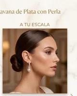 Caravanas colgantes de plata con diseño curvo adornado con circonias y rematadas con una perla blanca.