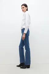 Pantalón de jean azul de corte recto, con cintura alta y bolsillos delanteros y traseros.
