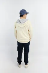 Campera beige de algodón de punto, con capucha forrada y cierre frontal.