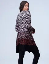 Cárdigan largo tejido con estampado animal print en tonos rosa, negro y marrón. Tiene bolsillos delanteros y está confeccionado en rayón.