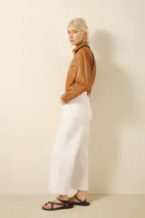 Jean blanco de corte oxford tiro alto, con pierna que se ensancha desde la cadera y largo midi a la pantorrilla. Confeccionado en denim confort con elastano, lavado suavizado. Tiene cierre, botón y forrería de bolsillos estampada con el logo de la marca.