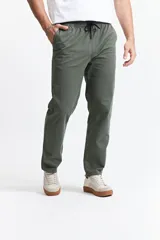 Pantalón de gabardina color azul marino, con diseño de cinco bolsillos, corte relajado, cintura elastizada con cordones ajustables y terminación recta sin puños.