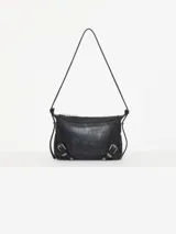 Mini cartera bandolera de cuero vacuno flor color negro con interior al tono. La correa regulable combina cuero y pelo, y lleva hebillas metálicas personalizadas.