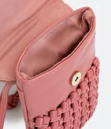 Cartera porta celular Satinato de color rosado, con diseño texturizado trenzado en el cuerpo y solapa lisa superior. Incluye correa transversal fina ajustable.
