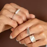 Anillo de plata 925 con diseño de banda ancha y acabado mate.