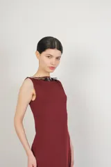 Vestido largo color borgoña, de corte recto y escote bote con lentejuelas plateadas.