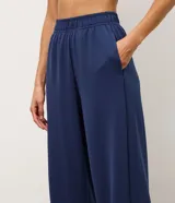 Pantalón deportivo de modal color azul marino, de corte ancho y relajado, con cintura elástica y bolsillos laterales.