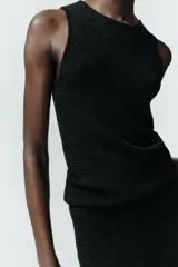 Top sin mangas de cuello redondo, confeccionado en tejido con textura estructurada.