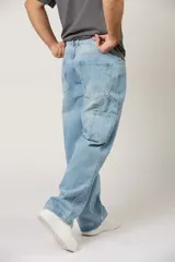 Jean de corte baggy con diseño carpintero, color azul claro lavado, con bolsillos laterales y costuras reforzadas.