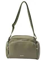 Bandolera de cuero sintético color verde oliva, con múltiples compartimentos frontales y laterales con cierre. Incluye correa ajustable con logo grabado.