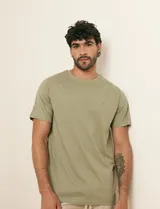 Remera básica de algodón color beige, de manga corta, con cuello redondo y un pequeño detalle bordado en el pecho.