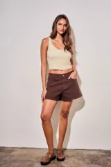 Short de gabardina marrón con fitting recto y tiro medio, de diseño clásico con bolsillos delanteros y traseros.