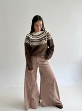 Sweater de cuello redondo con diseño de jacquard estilo nórdico en la parte superior, en tonos marrón chocolate y crema. Presenta mangas largas y puños y ruedo acanalados.