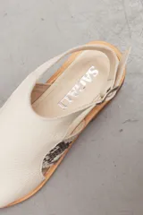 Sandalias de cuero color bordó, con capellada ancha, tira de talón regulable con hebilla metálica y suela track con taco bajo de madera.