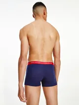 Pack de tres bóxers Tommy Hilfiger de algodón elástico en color azul marino, rojo y blanco. Cada uno tiene la cintura elástica con el logo de la marca.