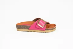Sandalia de cuero color fucsia, con plantilla anatómica marrón y hebilla dorada ajustable.