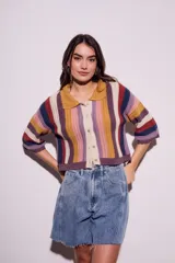 Cárdigan tejido a crochet con rayas verticales multicolores, cuello camisero y mangas 3/4.
