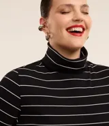 Blusa de rib de mujer, de corte ajustado, con cuello alto y mangas largas. Diseño a rayas horizontales blancas y negras.