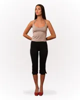 Top de lycra de seda color gris reforzado doble con corte en el busto y tiras finas.